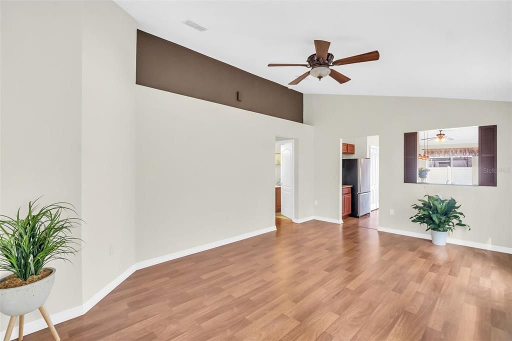 Под контрактом: $307,000 (3 спален, 2 ванн, 1405 Квадратных фут)