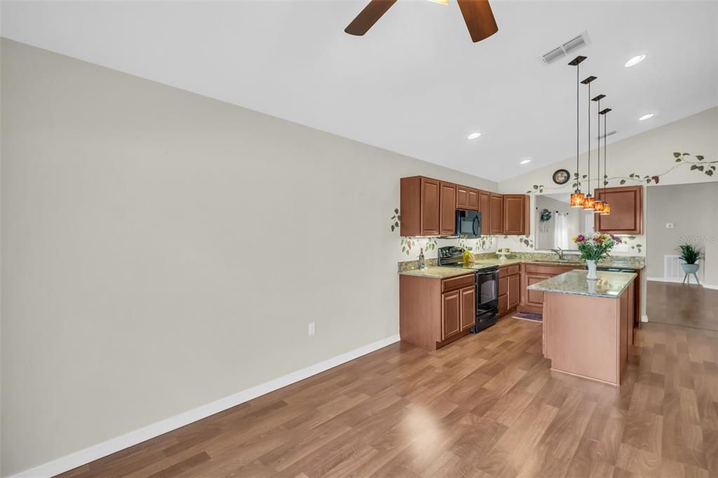 Под контрактом: $307,000 (3 спален, 2 ванн, 1405 Квадратных фут)