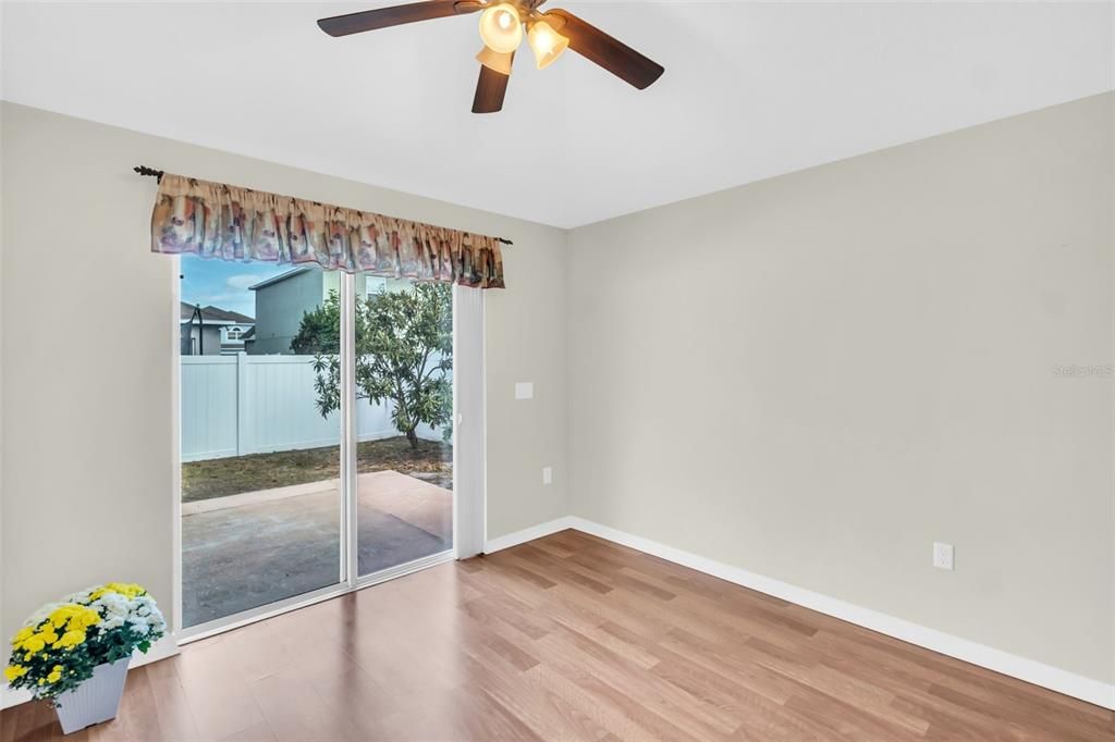 Под контрактом: $307,000 (3 спален, 2 ванн, 1405 Квадратных фут)