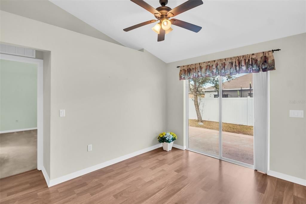 Под контрактом: $307,000 (3 спален, 2 ванн, 1405 Квадратных фут)