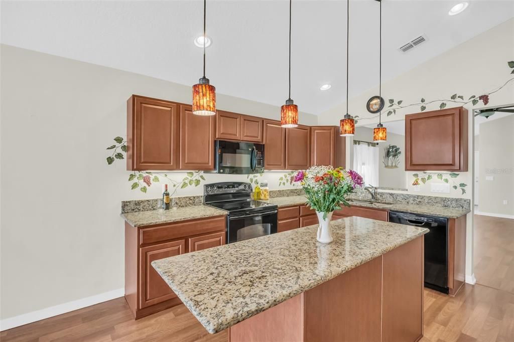 Под контрактом: $307,000 (3 спален, 2 ванн, 1405 Квадратных фут)