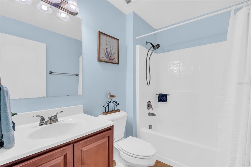 Под контрактом: $307,000 (3 спален, 2 ванн, 1405 Квадратных фут)