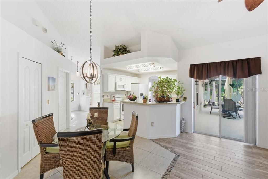 合同活跃: $399,900 (3 贝兹, 2 浴室, 1626 平方英尺)