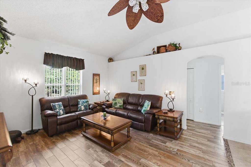 合同活跃: $399,900 (3 贝兹, 2 浴室, 1626 平方英尺)