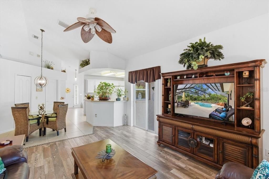 合同活跃: $399,900 (3 贝兹, 2 浴室, 1626 平方英尺)