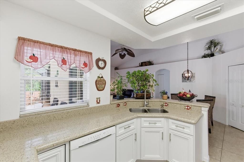 合同活跃: $399,900 (3 贝兹, 2 浴室, 1626 平方英尺)