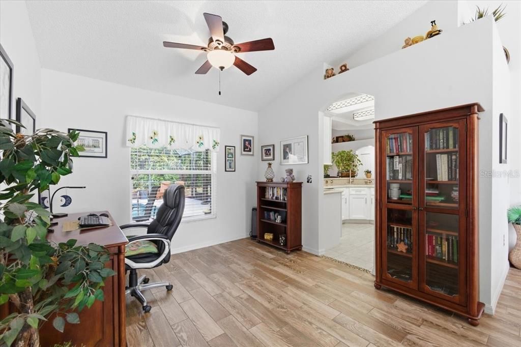 合同活跃: $399,900 (3 贝兹, 2 浴室, 1626 平方英尺)