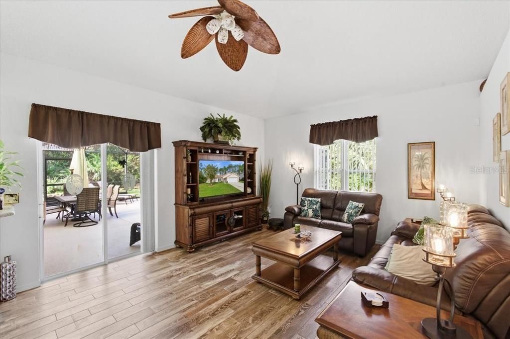 合同活跃: $399,900 (3 贝兹, 2 浴室, 1626 平方英尺)