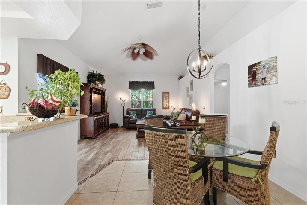 合同活跃: $399,900 (3 贝兹, 2 浴室, 1626 平方英尺)