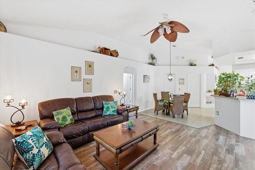 合同活跃: $399,900 (3 贝兹, 2 浴室, 1626 平方英尺)