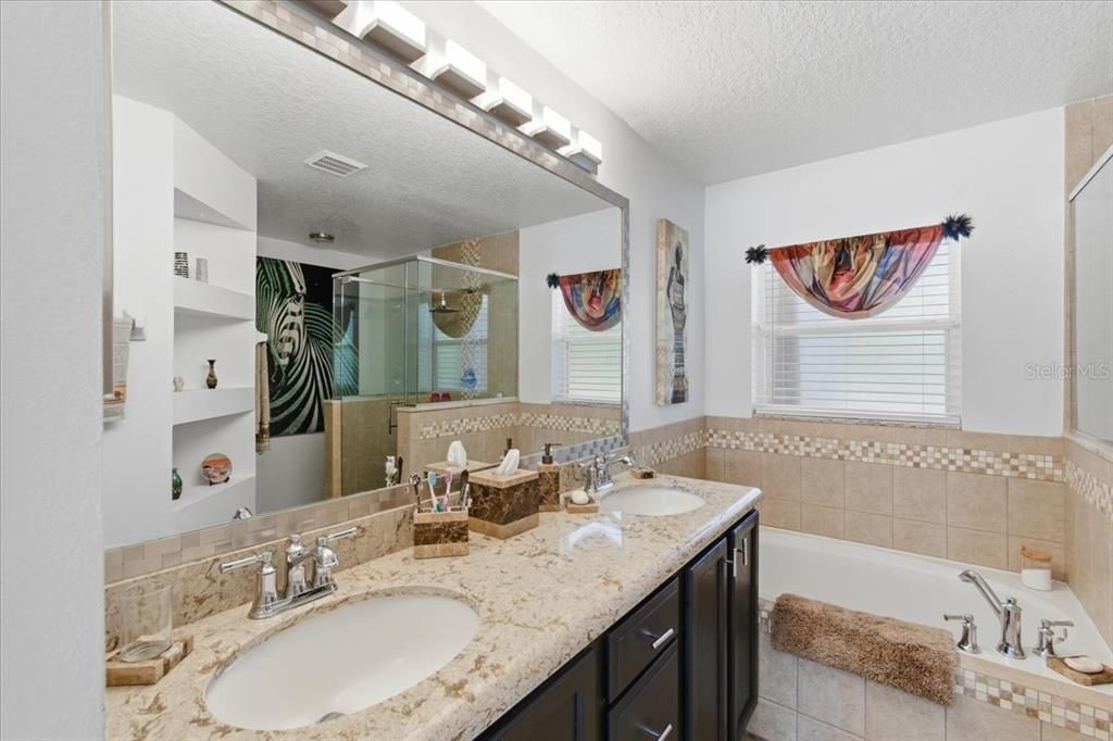 合同活跃: $399,900 (3 贝兹, 2 浴室, 1626 平方英尺)