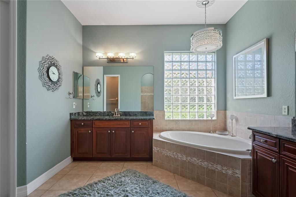 待售: $1,050,000 (5 贝兹, 4 浴室, 4375 平方英尺)