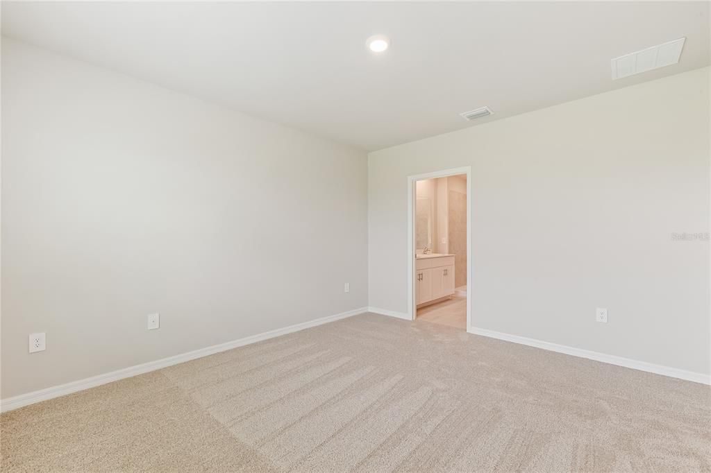 合同活跃: $249,999 (2 贝兹, 2 浴室, 1503 平方英尺)