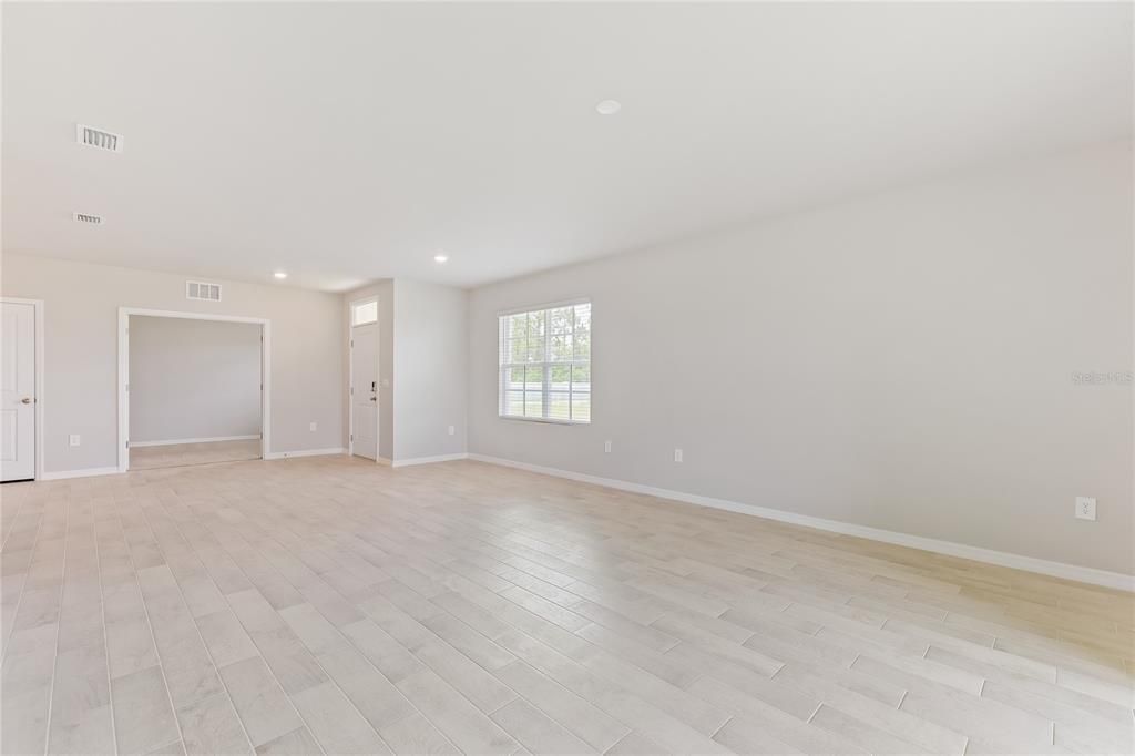 合同活跃: $249,999 (2 贝兹, 2 浴室, 1503 平方英尺)