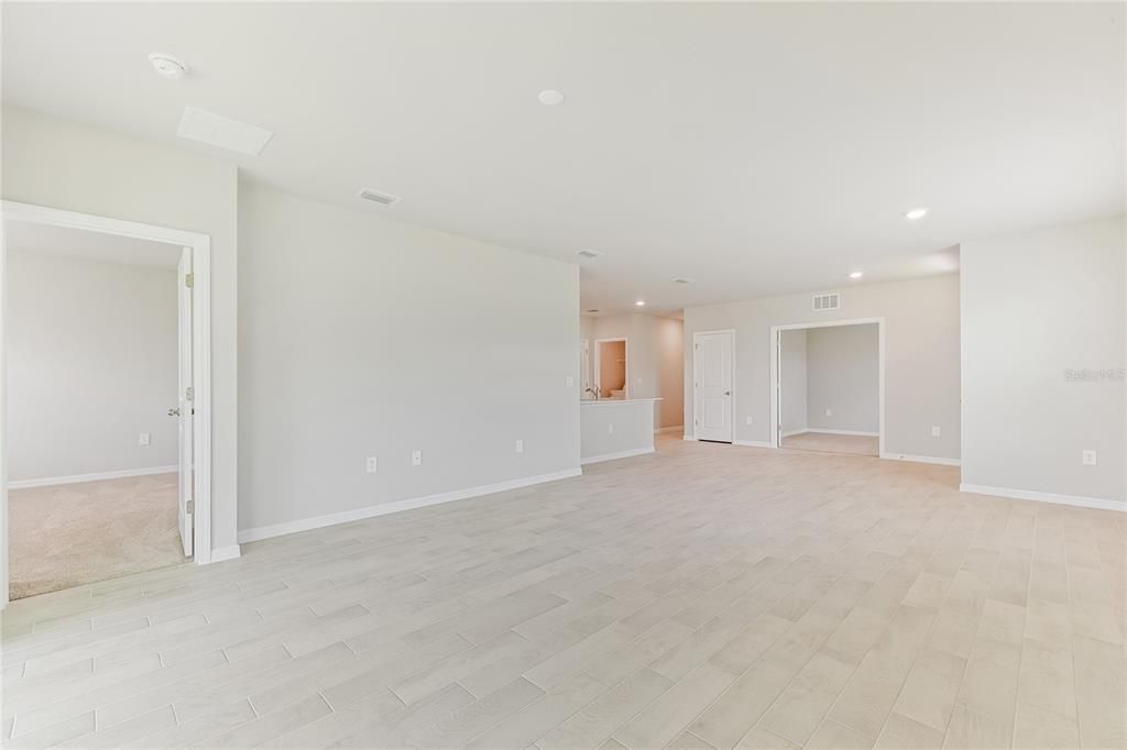 合同活跃: $249,999 (2 贝兹, 2 浴室, 1503 平方英尺)