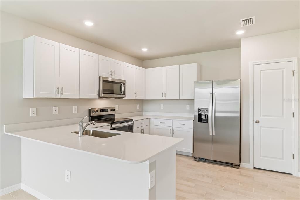 合同活跃: $249,999 (2 贝兹, 2 浴室, 1503 平方英尺)