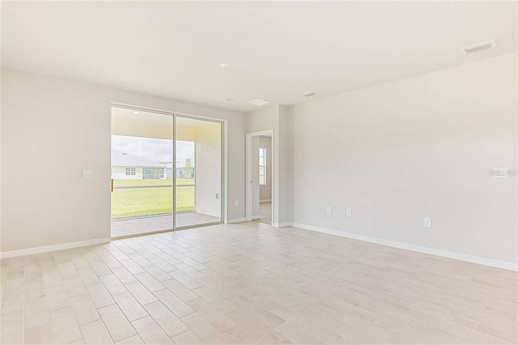 合同活跃: $249,999 (2 贝兹, 2 浴室, 1503 平方英尺)