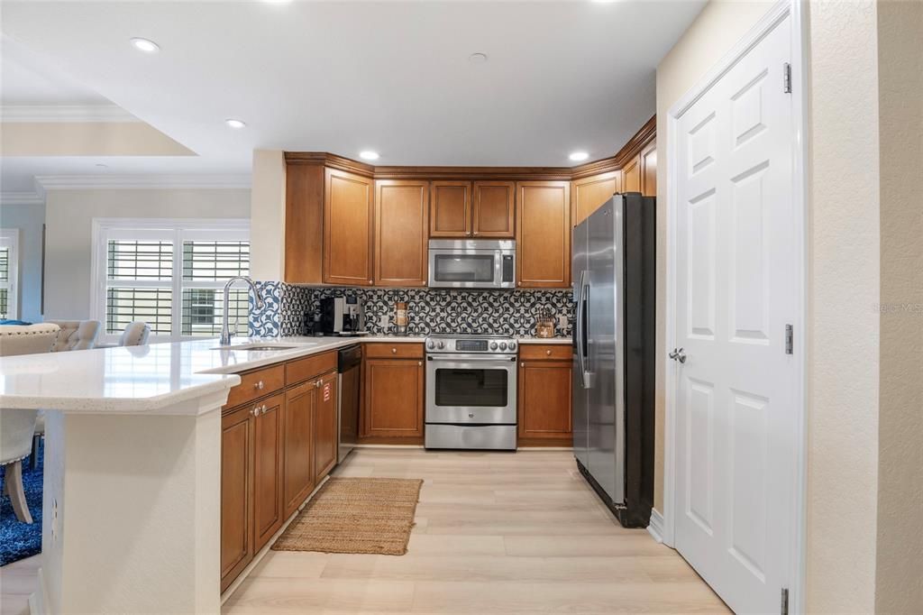 Под контрактом: $387,500 (3 спален, 3 ванн, 1755 Квадратных фут)