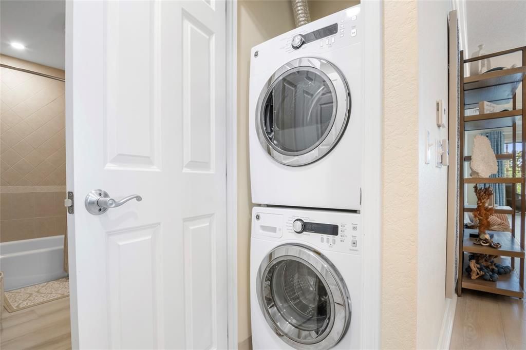 Под контрактом: $387,500 (3 спален, 3 ванн, 1755 Квадратных фут)