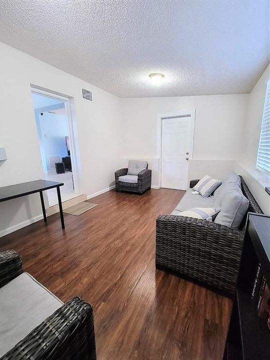 For Rent: $1,900 (3 beds, 1 baths, 1121 Square Feet)