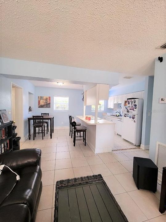 For Rent: $1,900 (3 beds, 1 baths, 1121 Square Feet)