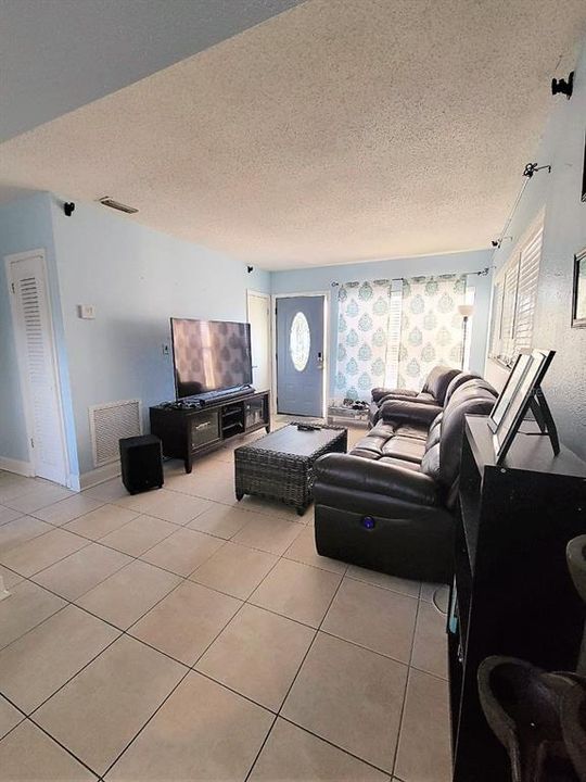 For Rent: $1,900 (3 beds, 1 baths, 1121 Square Feet)