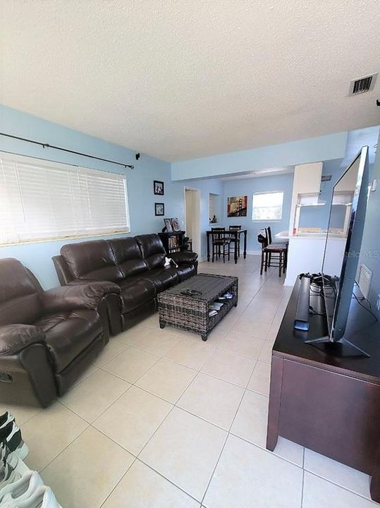 For Rent: $1,900 (3 beds, 1 baths, 1121 Square Feet)