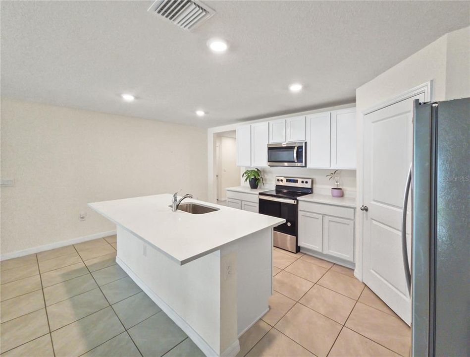 En Renta: $2,200 (4 camas, 2 baños, 1827 Pies cuadrados)