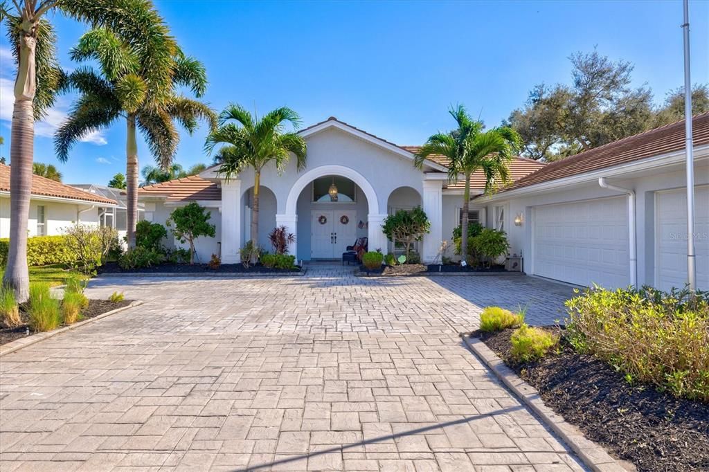 Active With Contract: $599,000 (3 beds, 2 baths, 2589 Square Feet)