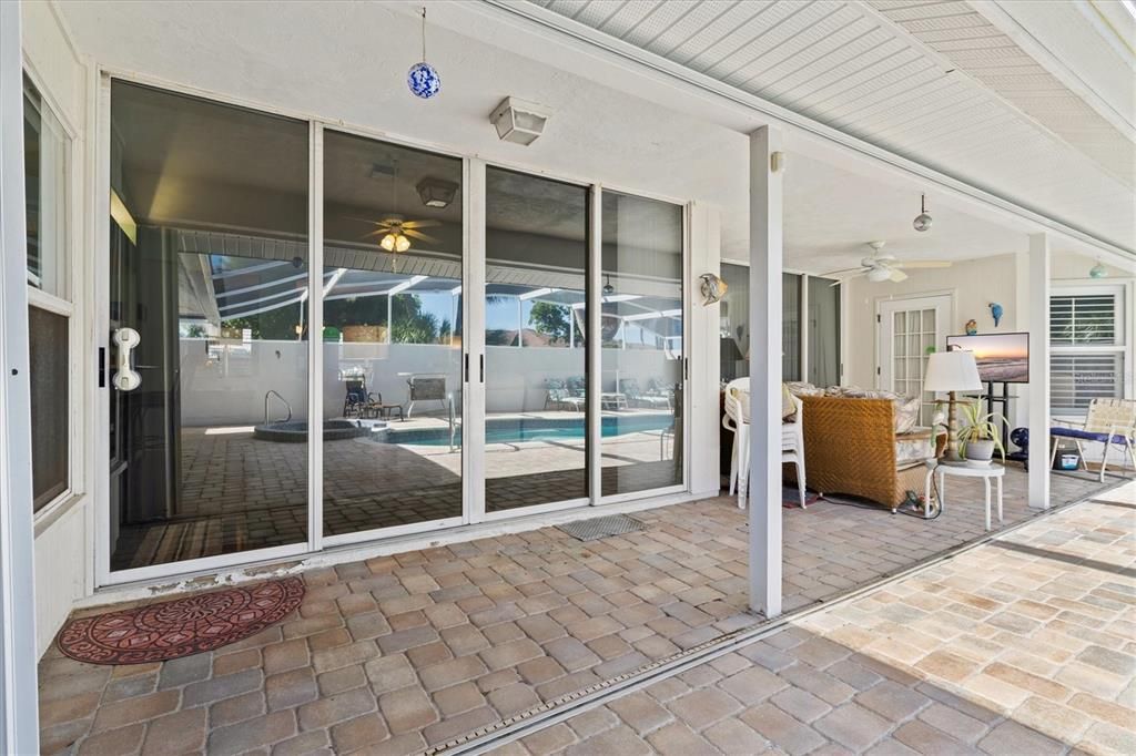 Active With Contract: $599,000 (3 beds, 2 baths, 2589 Square Feet)