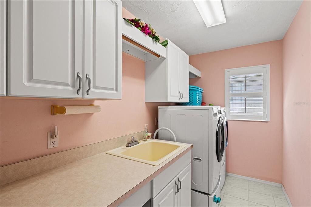 Active With Contract: $599,000 (3 beds, 2 baths, 2589 Square Feet)