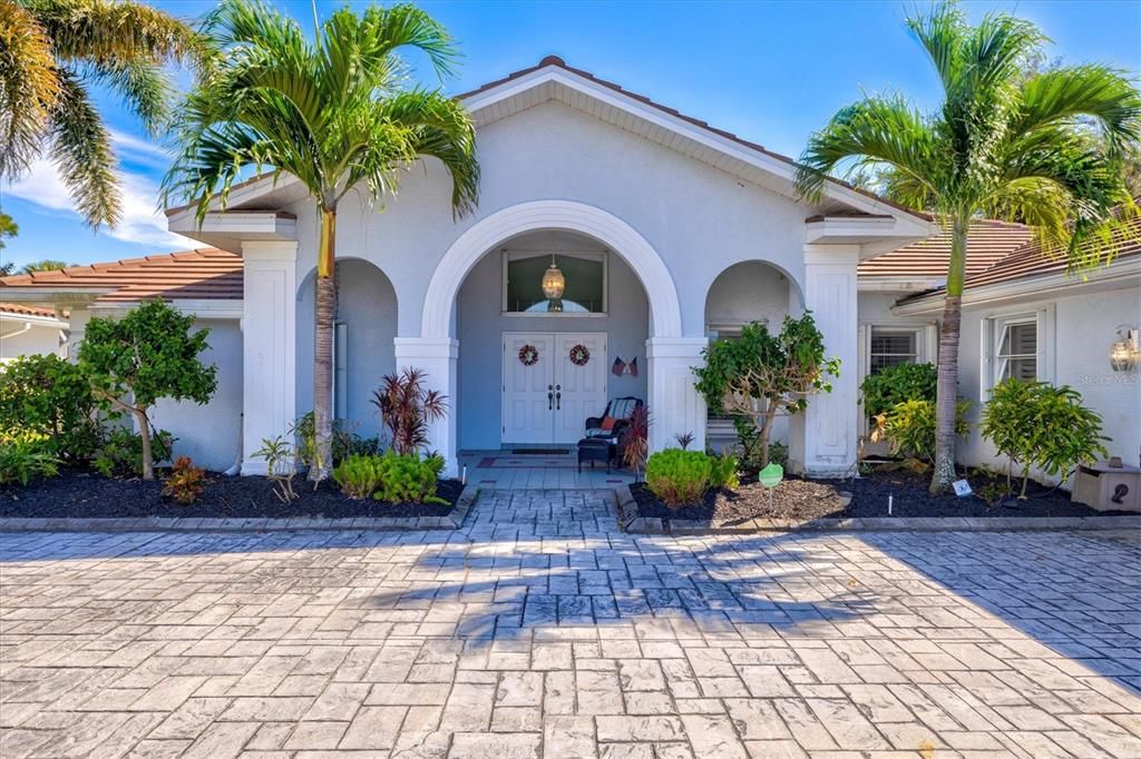 Active With Contract: $599,000 (3 beds, 2 baths, 2589 Square Feet)