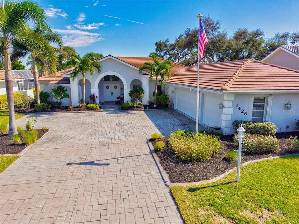 Active With Contract: $599,000 (3 beds, 2 baths, 2589 Square Feet)