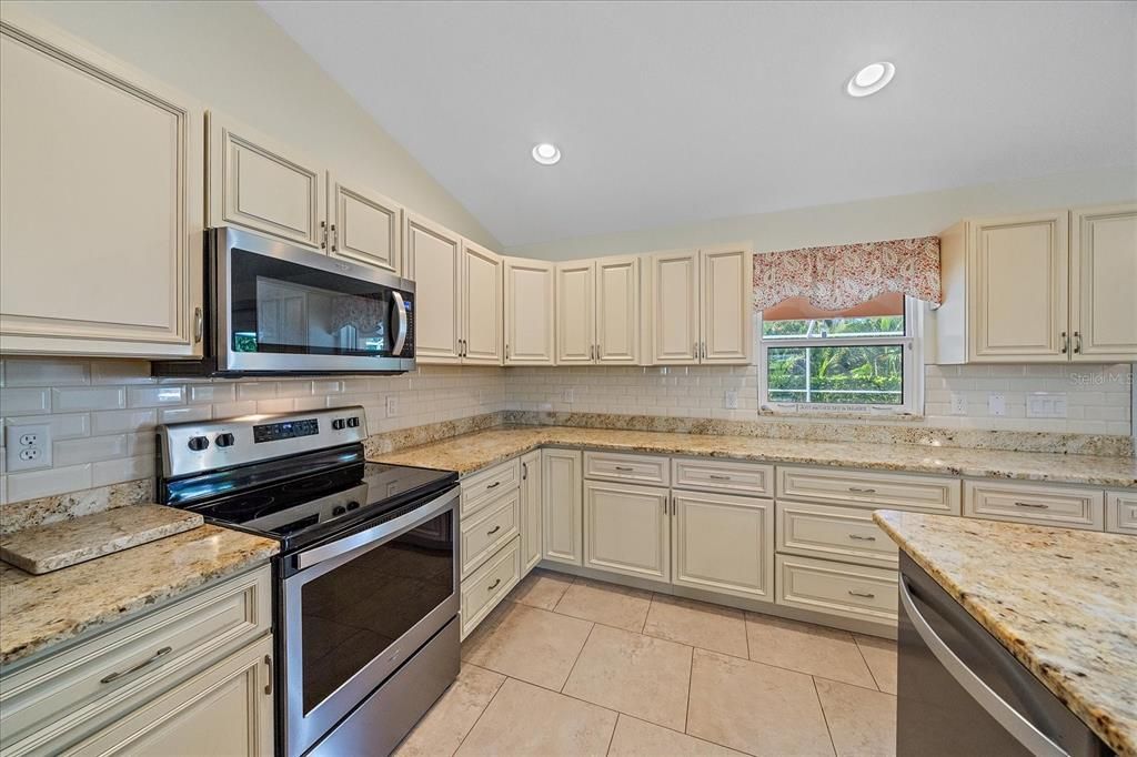 Active With Contract: $524,500 (3 beds, 2 baths, 1427 Square Feet)