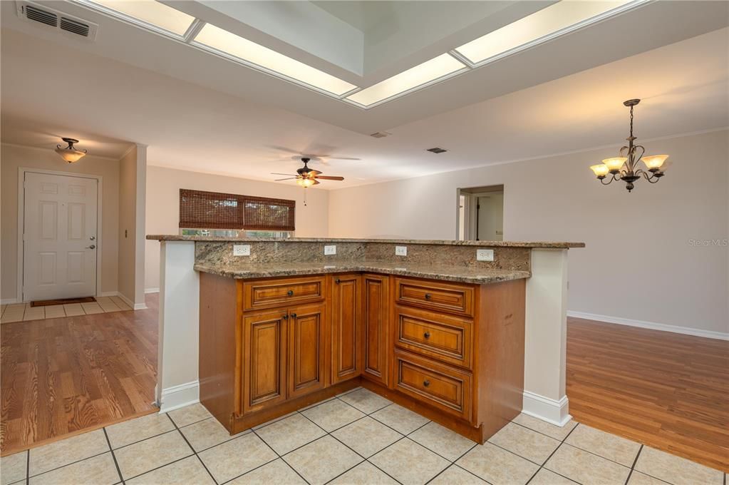 Activo con contrato: $364,999 (3 camas, 2 baños, 1530 Pies cuadrados)