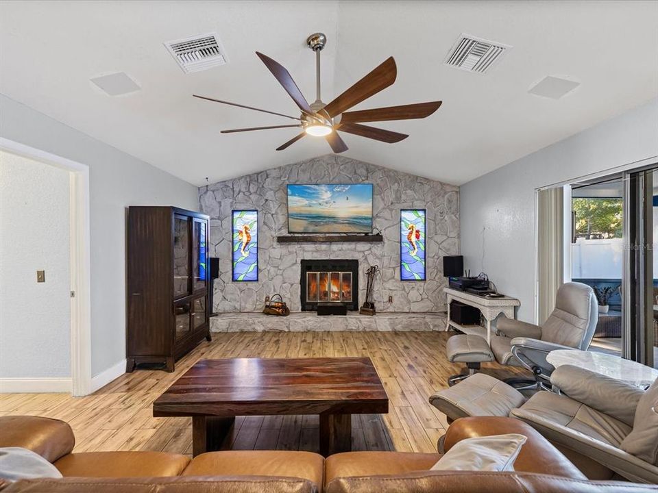 Active With Contract: $350,000 (3 beds, 2 baths, 1952 Square Feet)