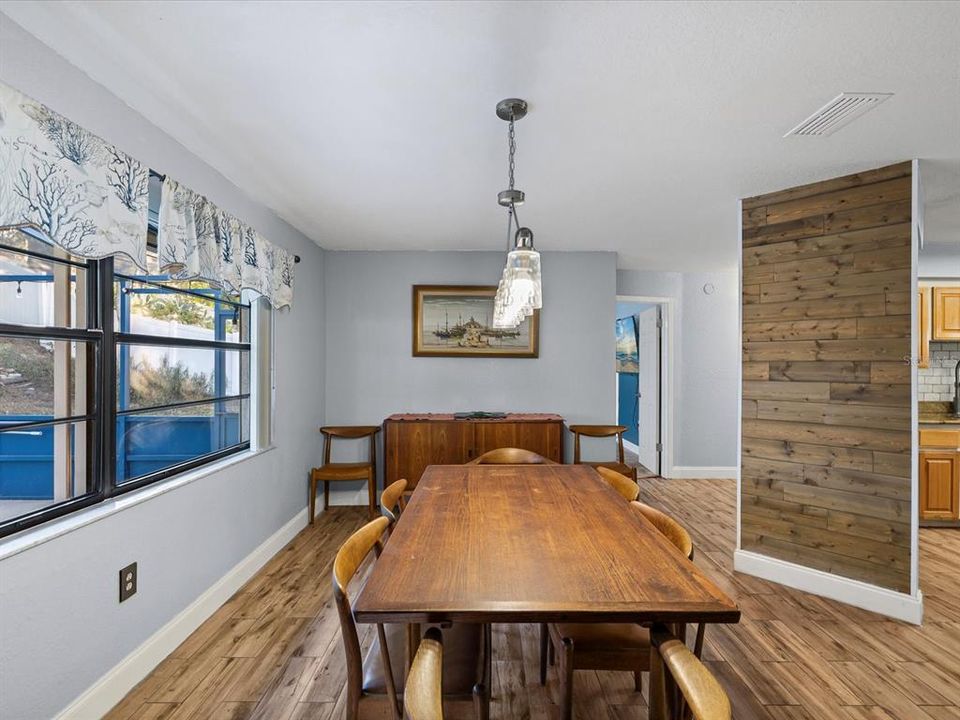 Active With Contract: $350,000 (3 beds, 2 baths, 1952 Square Feet)