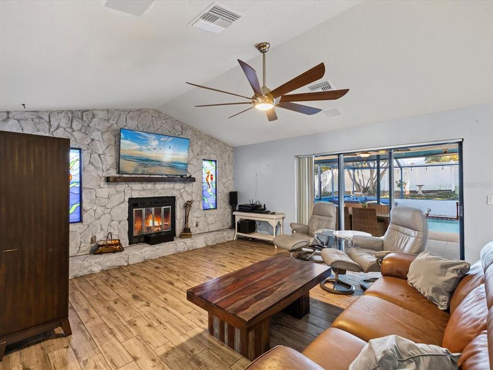 Active With Contract: $350,000 (3 beds, 2 baths, 1952 Square Feet)