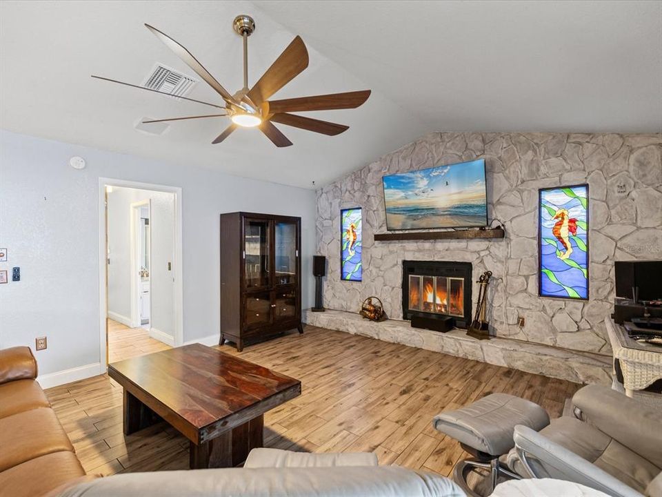 Active With Contract: $350,000 (3 beds, 2 baths, 1952 Square Feet)