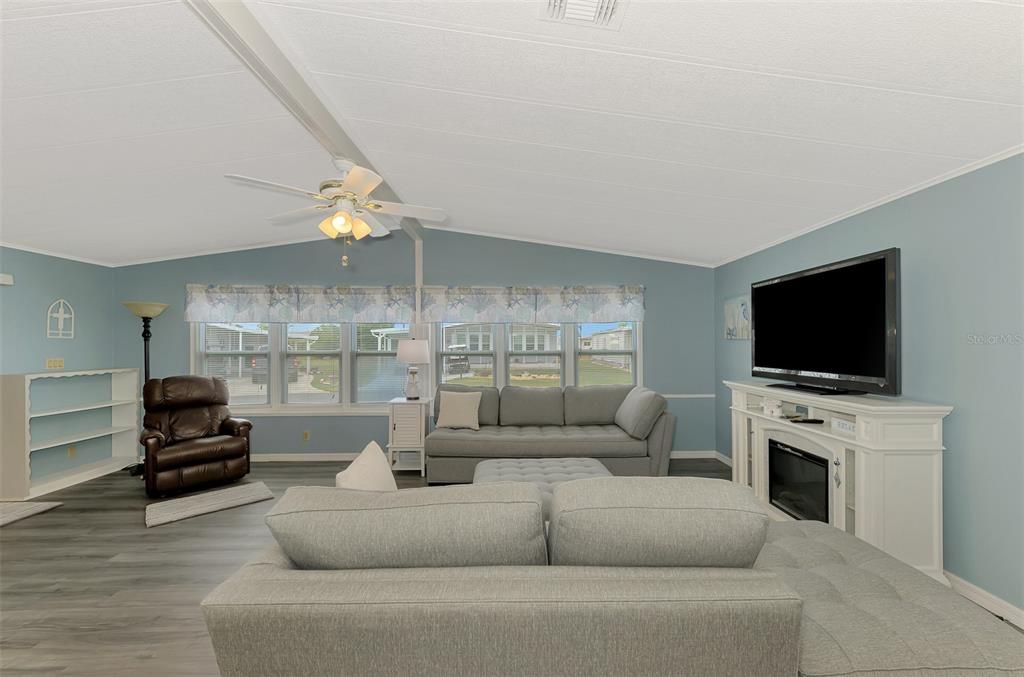 Под контрактом: $139,700 (2 спален, 2 ванн, 1248 Квадратных фут)