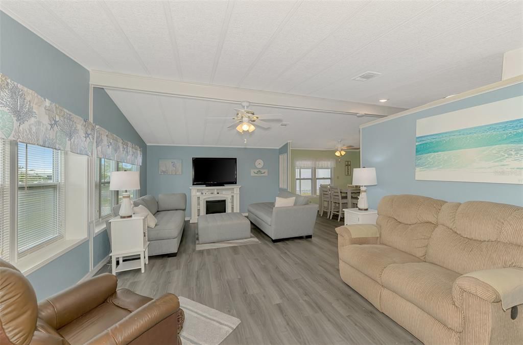 Под контрактом: $139,700 (2 спален, 2 ванн, 1248 Квадратных фут)