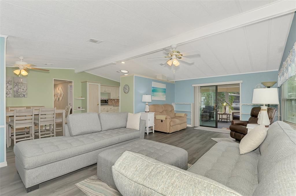 Под контрактом: $139,700 (2 спален, 2 ванн, 1248 Квадратных фут)