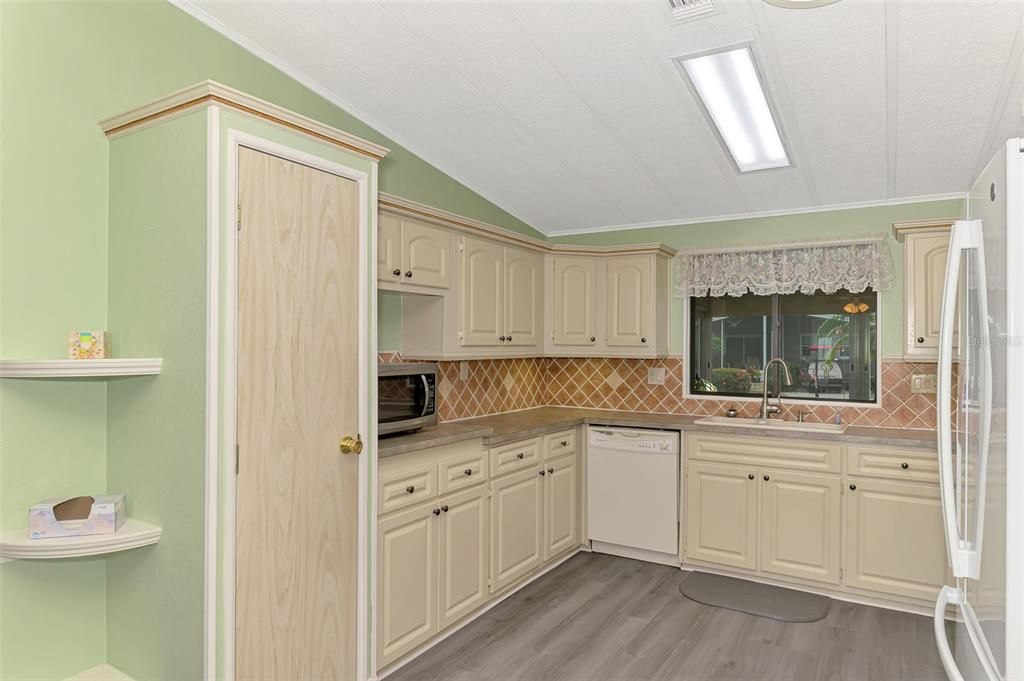 Под контрактом: $139,700 (2 спален, 2 ванн, 1248 Квадратных фут)