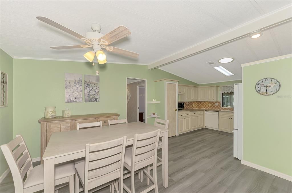 Под контрактом: $139,700 (2 спален, 2 ванн, 1248 Квадратных фут)