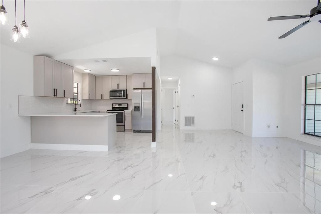 Под контрактом: $279,900 (3 спален, 2 ванн, 1196 Квадратных фут)