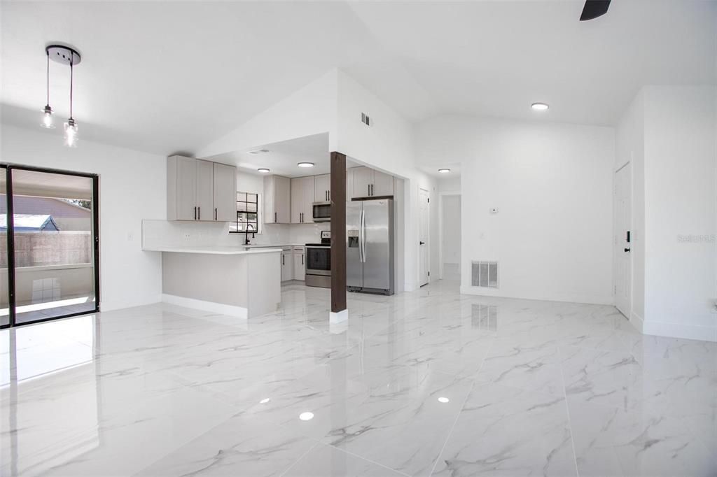 Под контрактом: $279,900 (3 спален, 2 ванн, 1196 Квадратных фут)