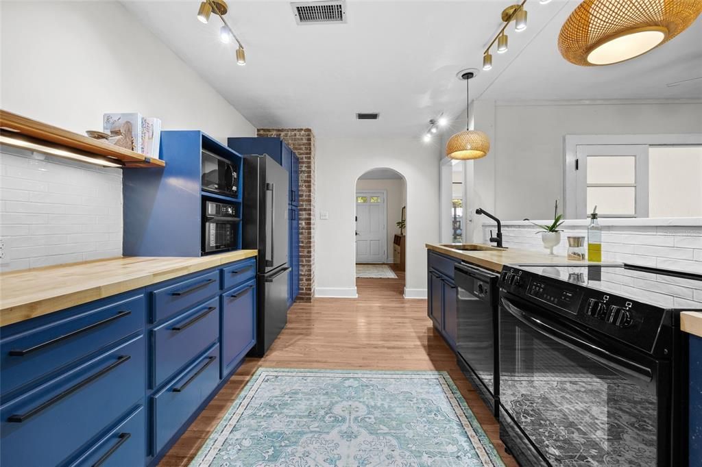 Active With Contract: $330,000 (3 beds, 2 baths, 1696 Square Feet)