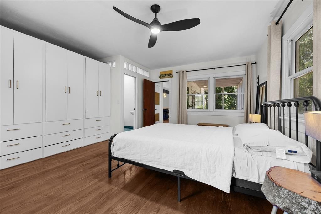 Active With Contract: $330,000 (3 beds, 2 baths, 1696 Square Feet)