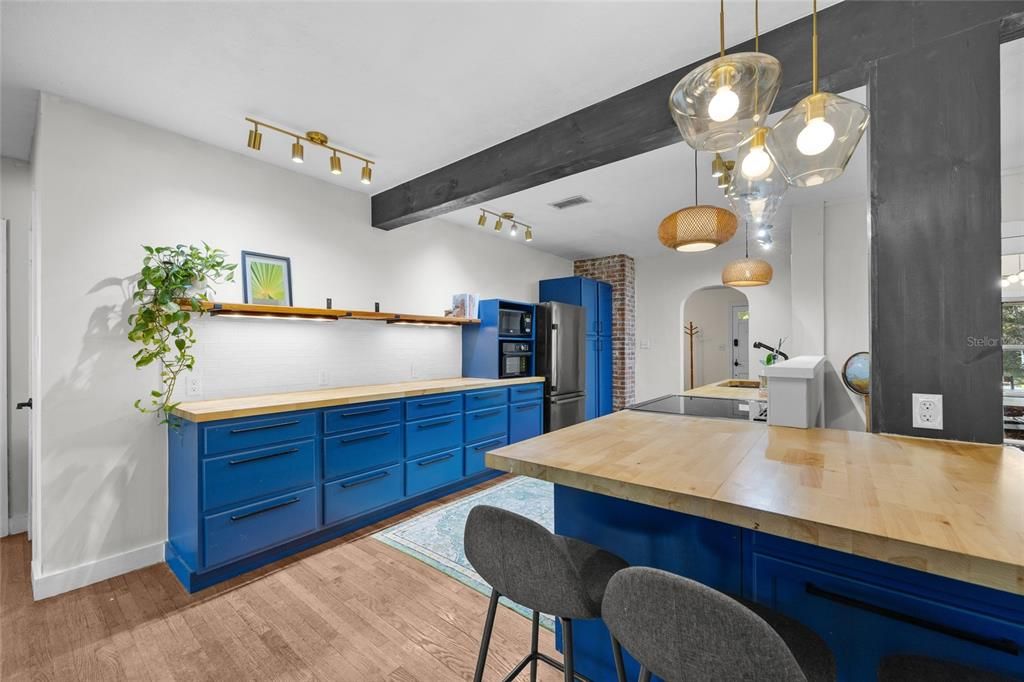 Active With Contract: $330,000 (3 beds, 2 baths, 1696 Square Feet)