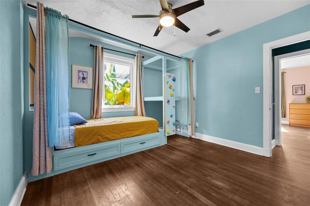 Active With Contract: $330,000 (3 beds, 2 baths, 1696 Square Feet)